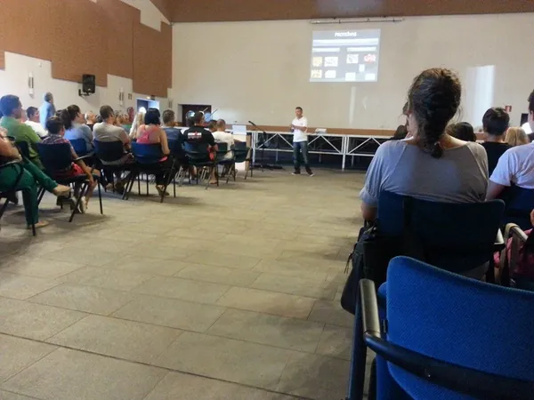 Sala de un club deportivo llena durante una charla
