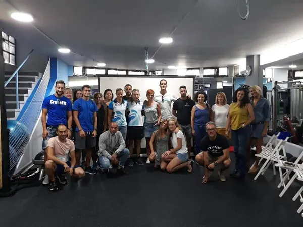 Asistentes a una charla en DeportClinic posando en grupo