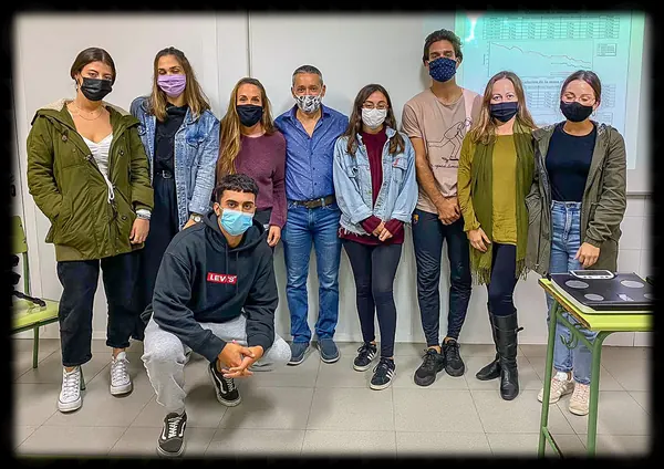 Fran Delgado con un grupo de estudiantes tras una charla en Zonzamas