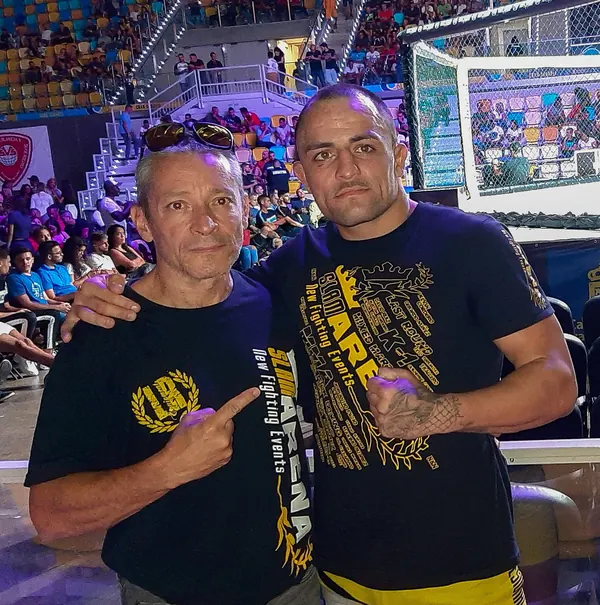 Fran Delgado con un boxeador junto al ring