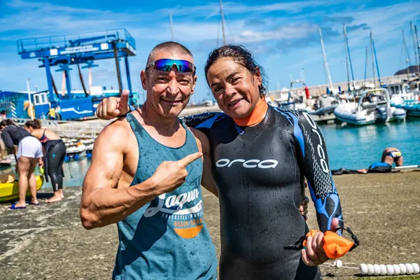 Fran Delgado con una nadadora en neopreno en el puerto, tras una travesía