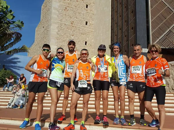 El equipo Trimakina posando en una escalinata antes de una carrera