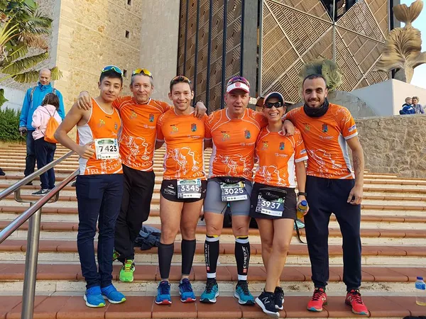 Corredores del equipo Trimakina con sus dorsales en una escalinata