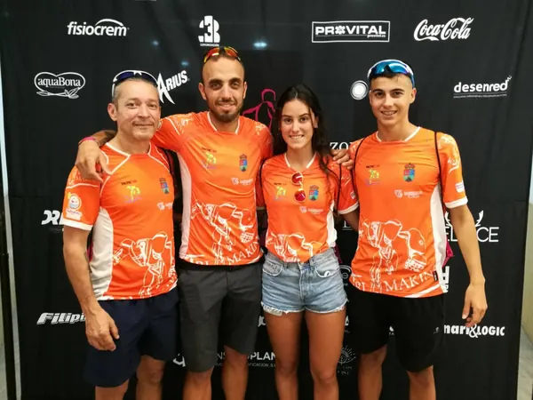 Cuatro deportistas del equipo Trimakina en el photocall de una prueba