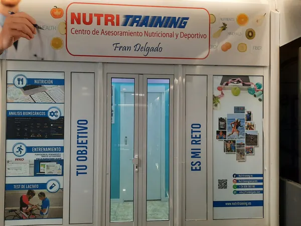 El escaparate de Nutritraining en el Centro Comercial Arrecife, con el rótulo y la puerta de «Tu objetivo es mi reto»
