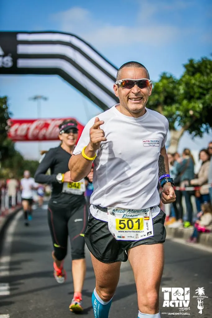 Fran Delgado sonriendo en la recta de meta de una carrera con el dorsal 501