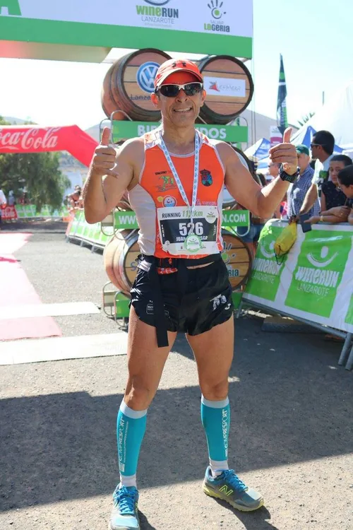 Fran Delgado celebrando en la meta de una carrera, con el dorsal puesto