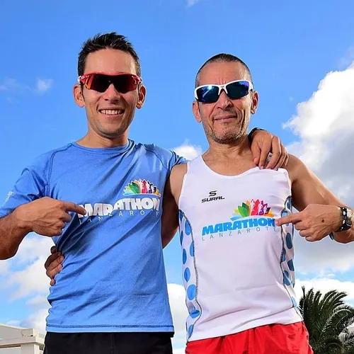 Fran Delgado y su hermano Jonathan, con las camisetas de la maratón, señalándose el pecho