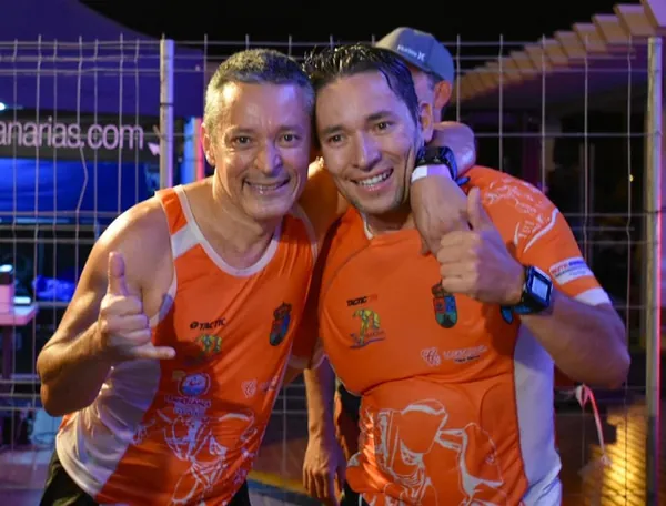 Los hermanos Delgado, con la equipación naranja, celebrando tras una carrera