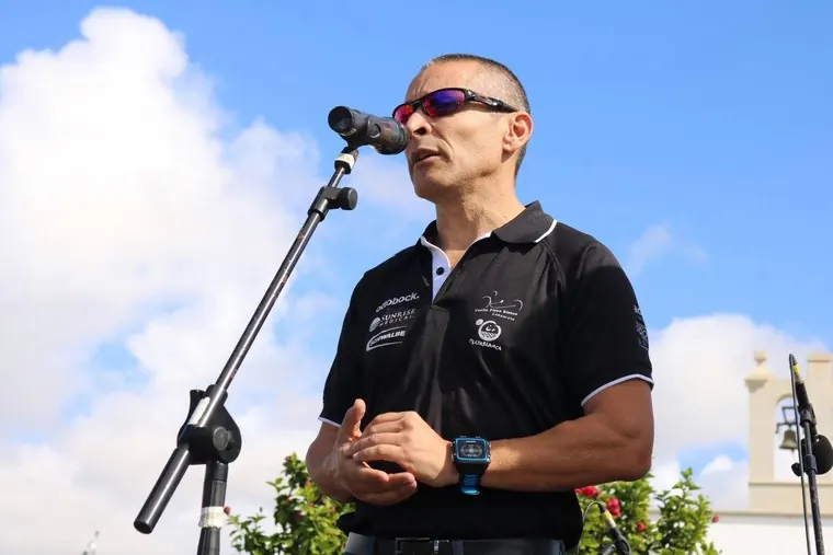 Fran Delgado hablando con un micrófono al aire libre