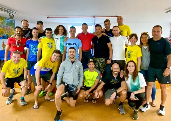 Grupo de deportistas posando tras una charla de nutrición deportiva